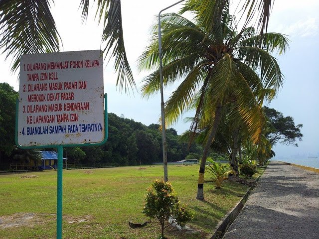 Jalanan di pinggir pantai Pulau Sambu Batam