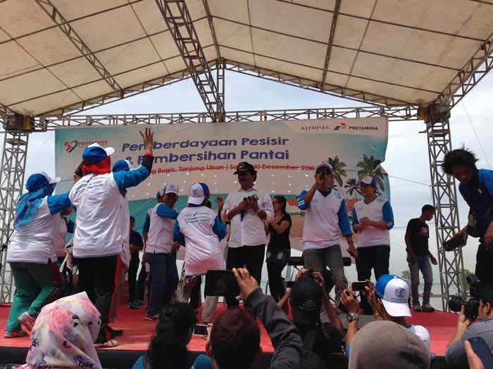 Gubernur Kepri Nurdin Basirun yang bernyanyi setelah memberikan sambutan