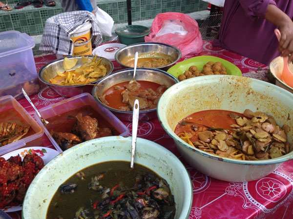 Berbagai lauk untuk berbuka