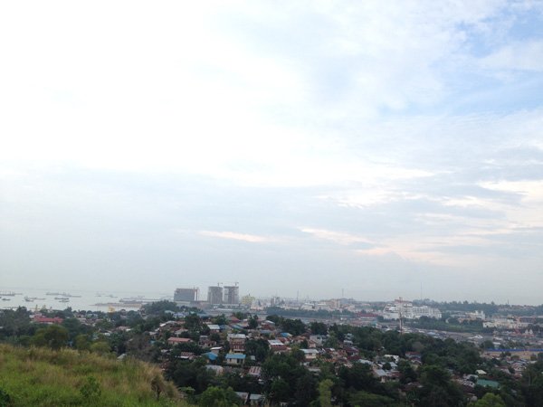 Pemandangan dari atas bukit Tanjung Uma