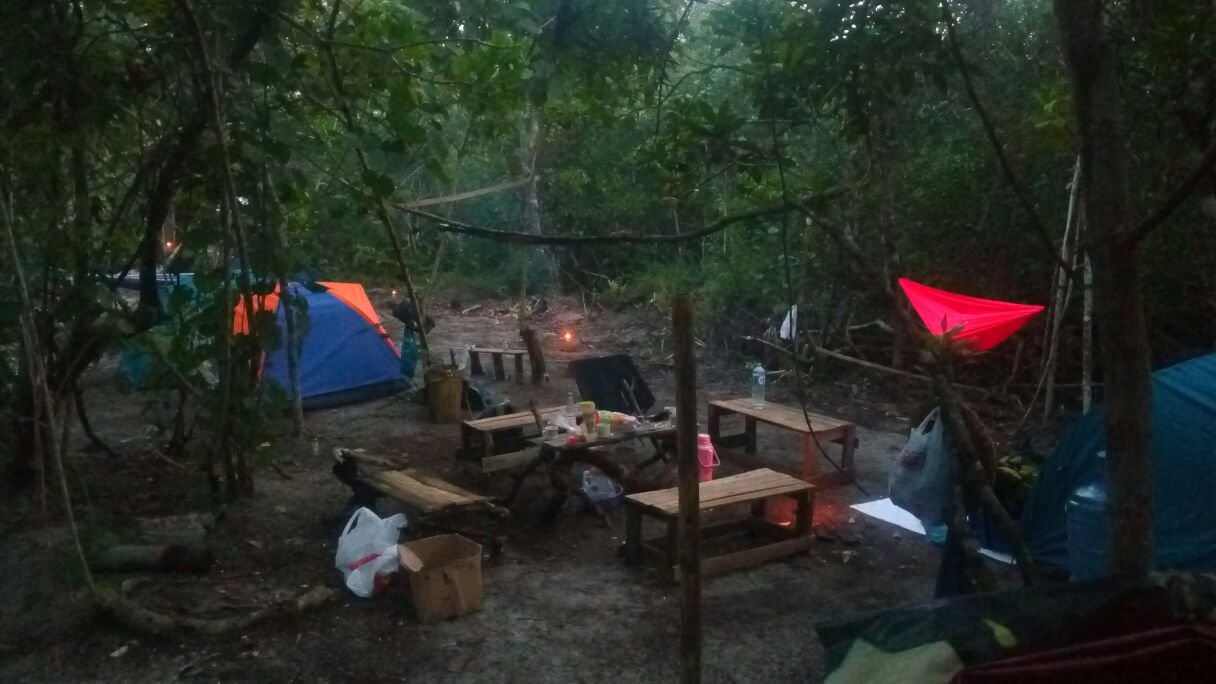 Camping ground saat malam hari