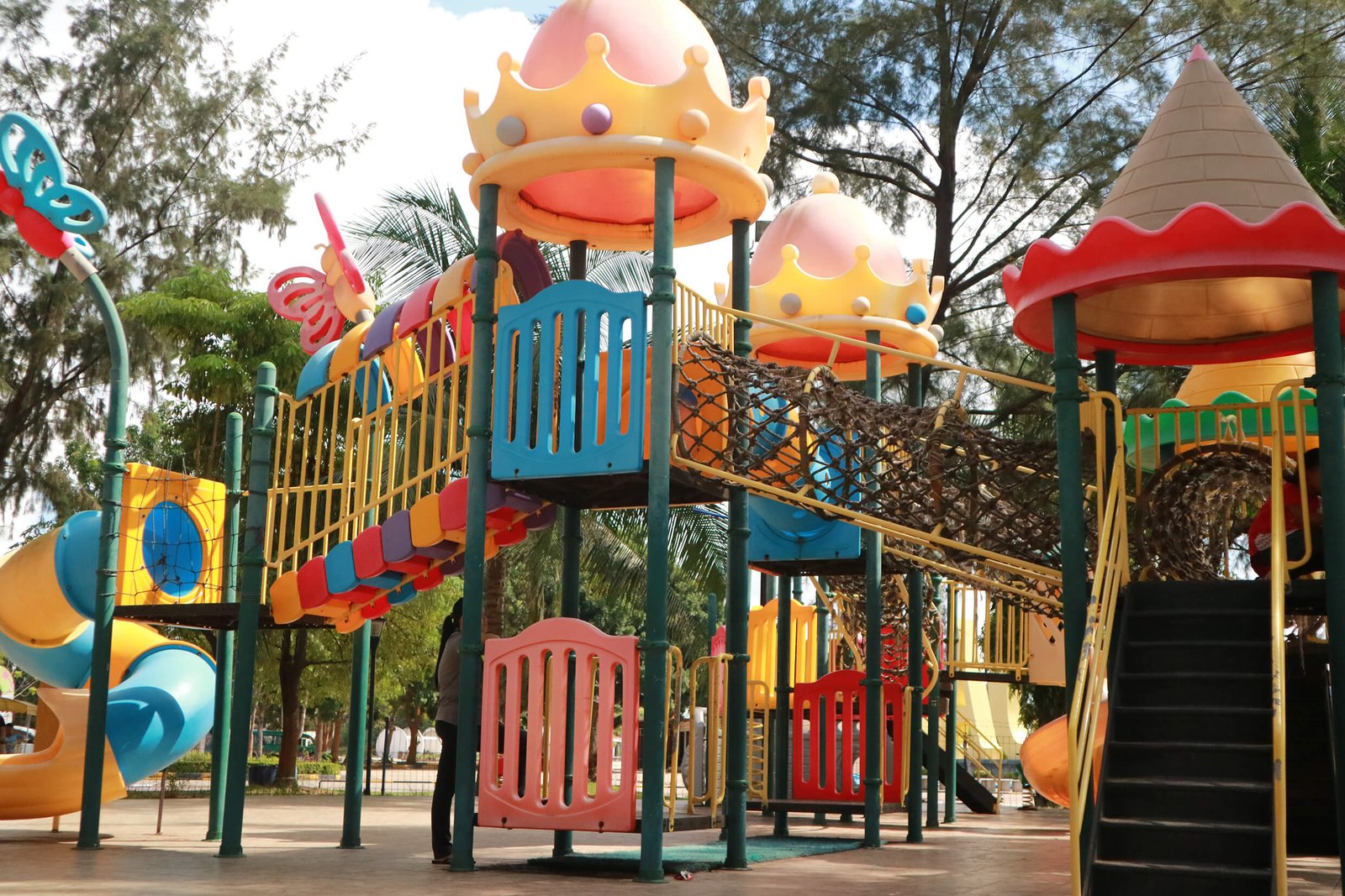 Taman Bermain Outdoor Anak-anak di Mega Wisata New Ocarina