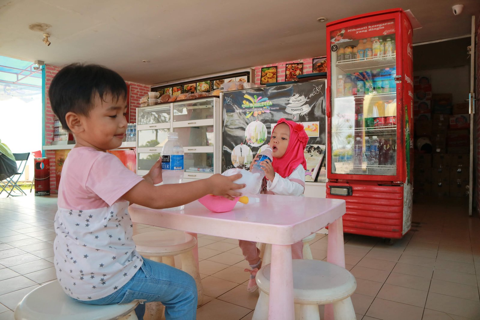 Tempat istirahat di samping taman bermain