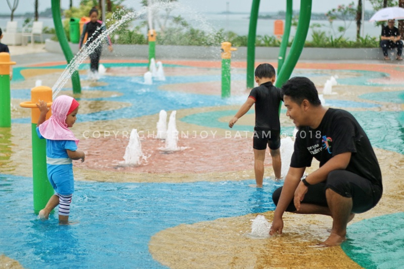 Bermain di Water Playground