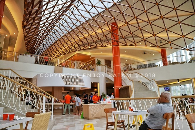 Suasana sarapan di restoran HARRIS Barelang