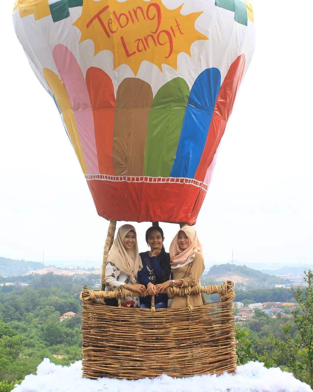 Salah satu obyek foto di Tebing Langit Sekupang