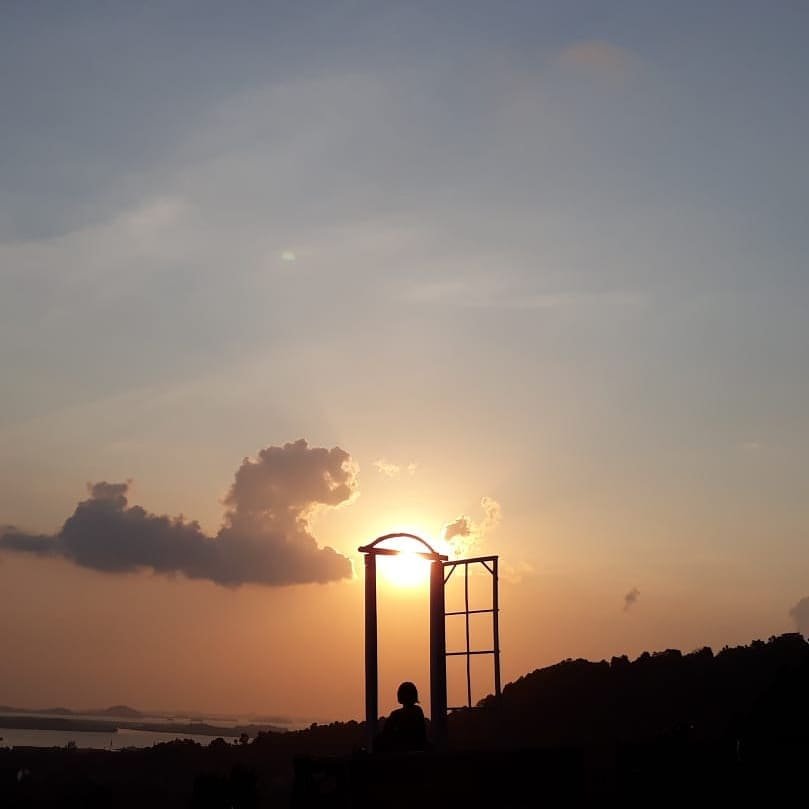 Senja di Tebing Langit Sekupang