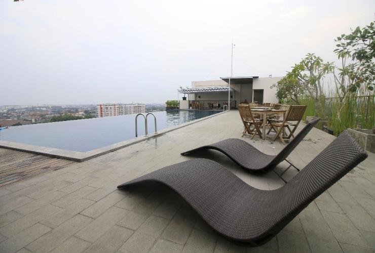 Salah satu fasilias kolam renang di salah satu apartemen di Jogja
