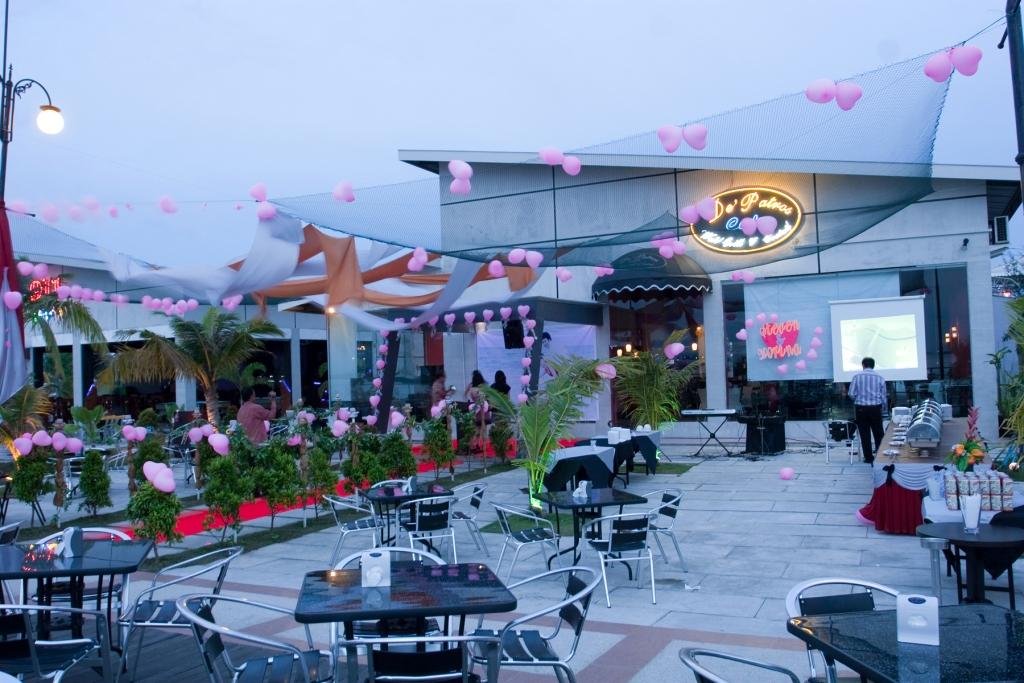 Menikmati Suasana Malam di Harbour Bay
